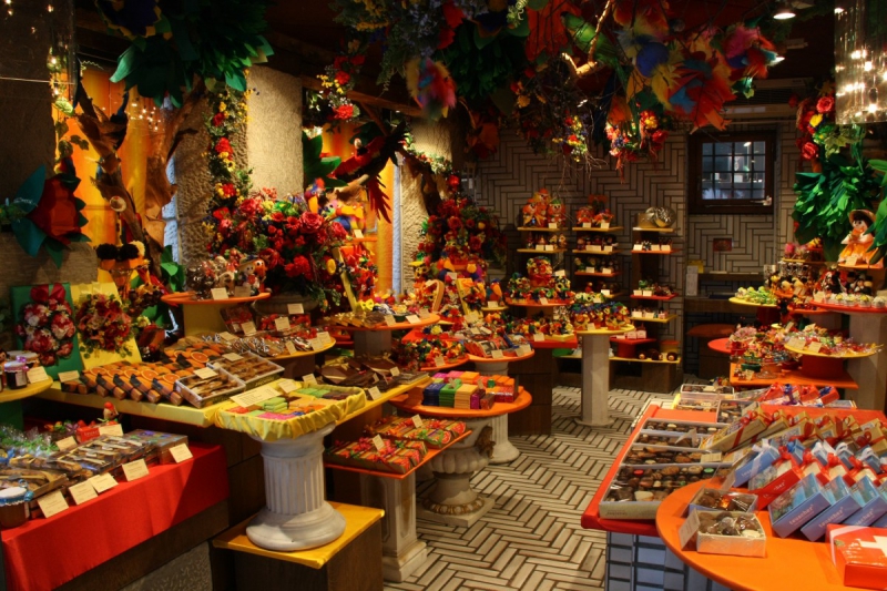 vitrine-ST MARTIN DE PALLIERES-min_candy_store_chocolate_shop_chocolate_switzerland-393515